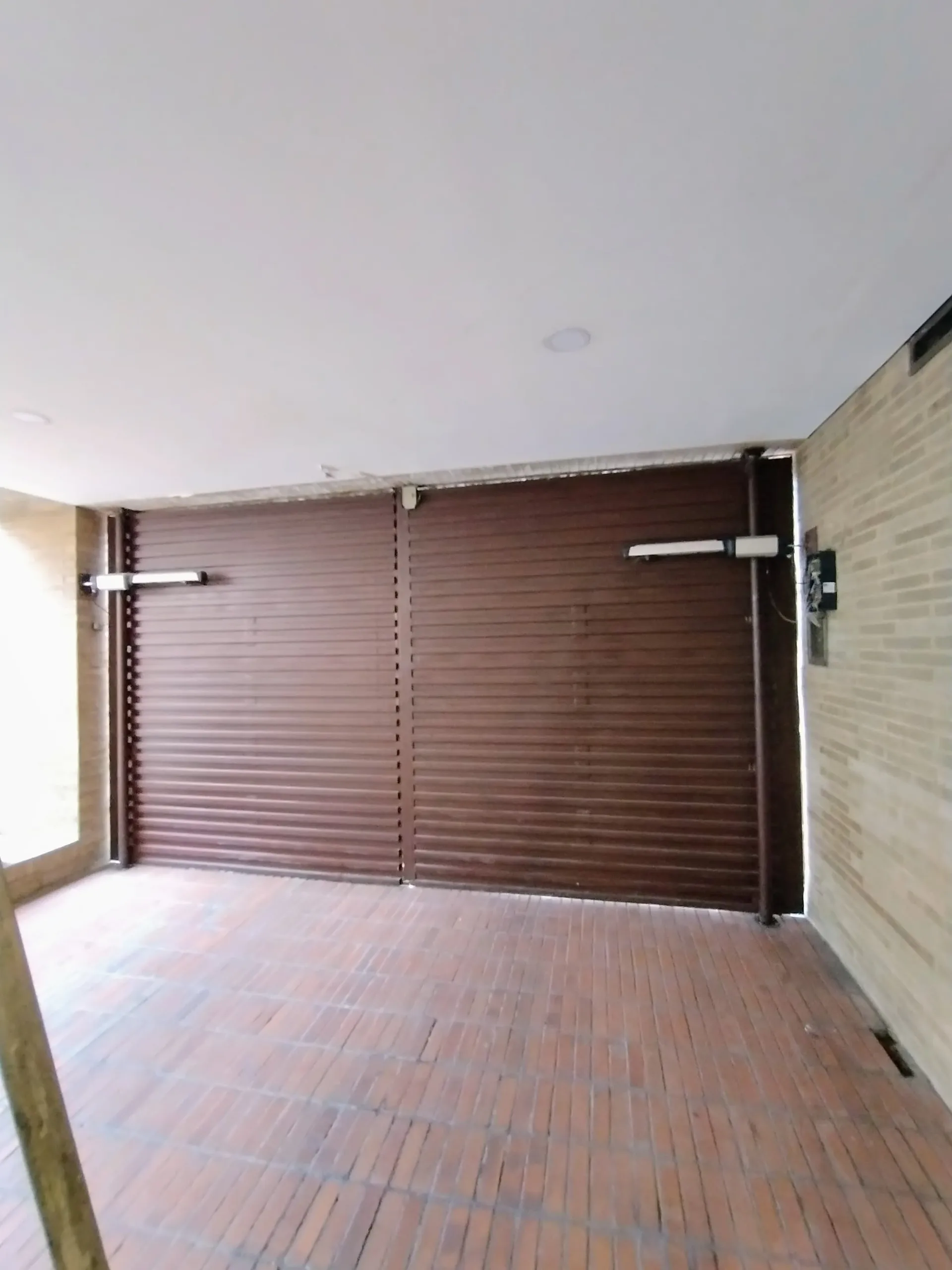 Instalación de motor para puerta batiente en Bogotá